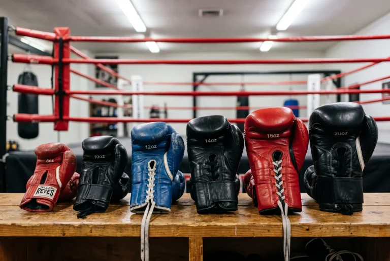 Boxhandschuhe verschiedener Gewichtsklassen auf einem Boxring