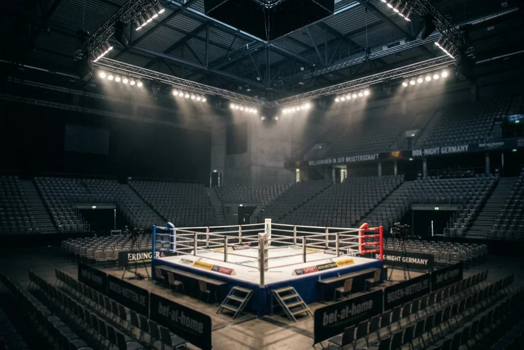 Boxring in einer deutschen Arena mit Zuschauern und Scheinwerferlicht