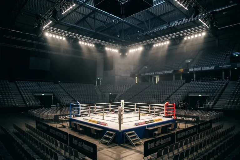 Boxring in einer deutschen Arena mit Zuschauern und Scheinwerferlicht